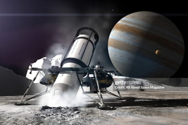 EUROPA CLIPPER: a NASA új űrszondája* elindult a Jupiter legjegesebb holdja felé Artist rendering of a NASA drill probe on the icy surface of Europa, one of 79 Jovian moons, created on July 24, 2013. Jupiter and Io, another moon, are visible in the background. (Illustration by Adrian Mann/Future Publishing via Getty Images)